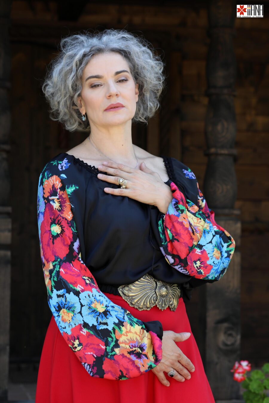 Bluza Ie Stilizata De Oras Cu Motive Florale Romanesti - IIANA