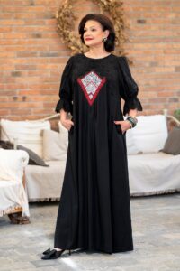 Rochie lungă neagră din in cu jacquard țesut și broderie tridimensională