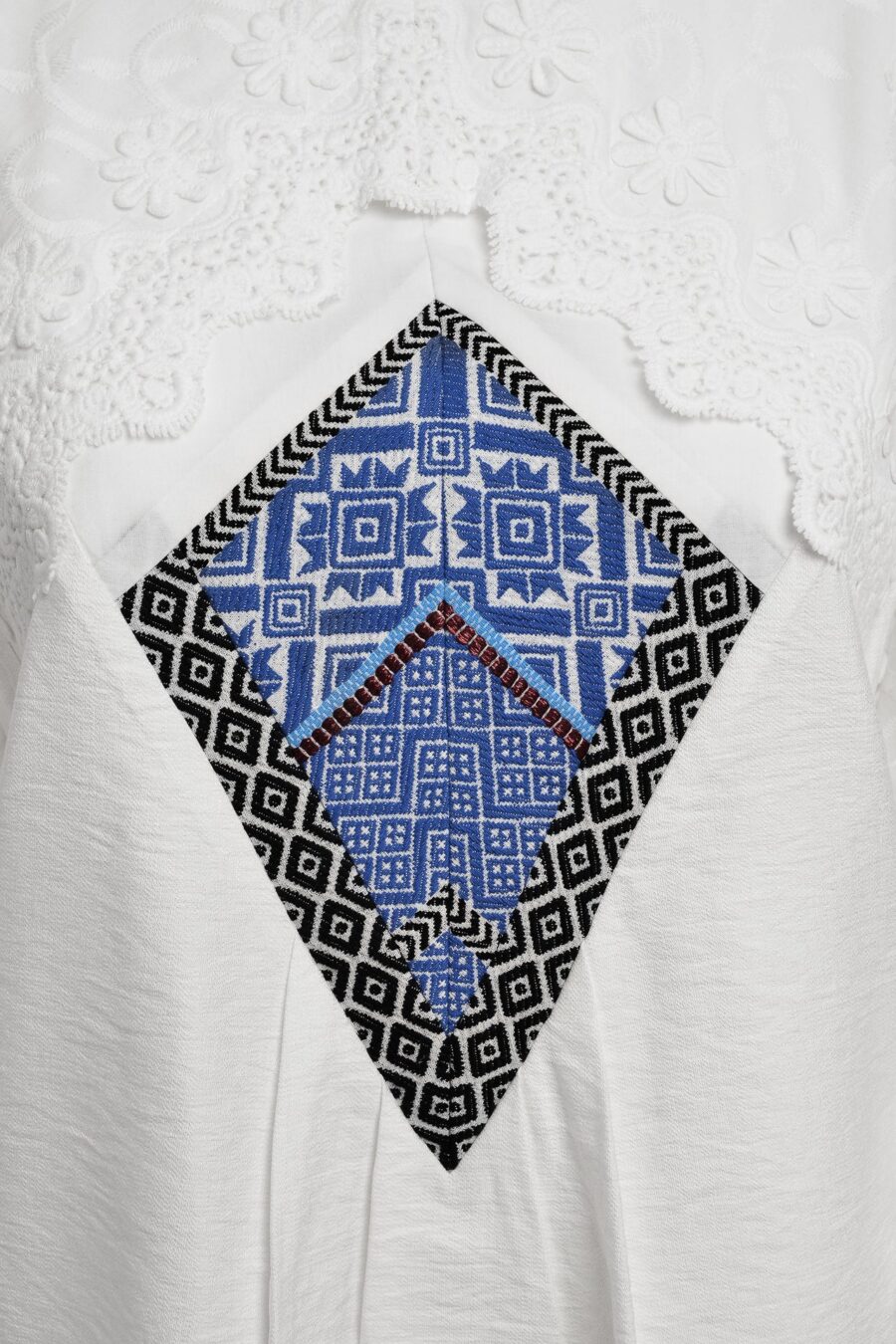 Bluză tradițională stilizată cu broderie tridimensională și jacquard etnic - IIANA