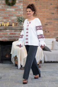 Ie contemporană din in alb și jacquard etnic țesut cu motive tradiționale