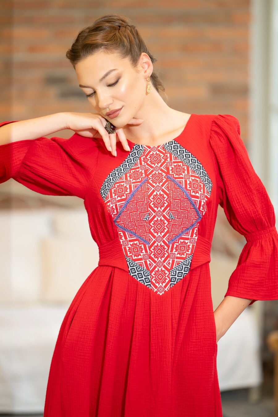 Rochia etno din muselină roșie și corset românesc din jacquard tradițional - IIANA