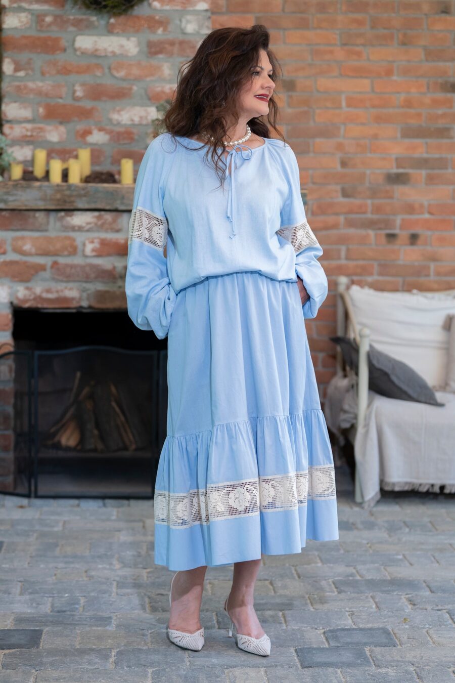 Fusta bleu din batist de bumbac și dantelă românească tradițională crem - IIANA