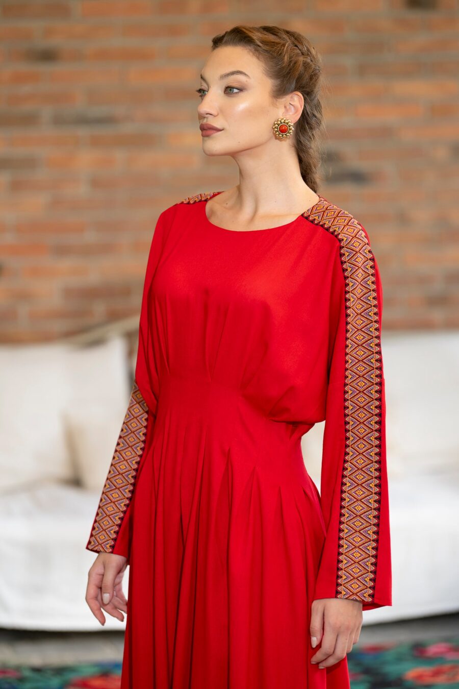 Rochia modernă  din in roșu  cu pense cusute și jacquard etnic - IIANA
