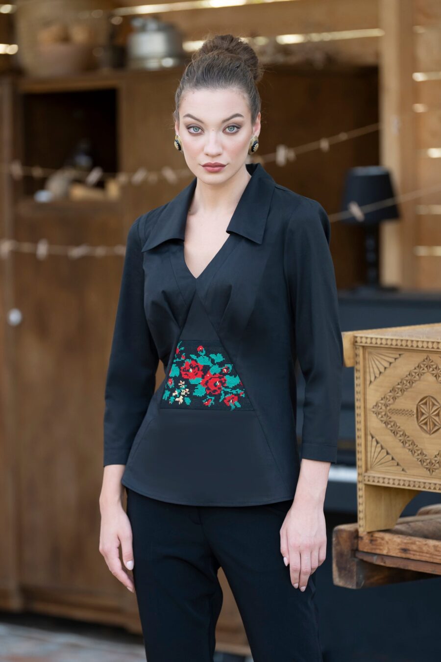 Cămașa neagră din poplin cu jacquard etnic țesut cu motive florale - IIANA