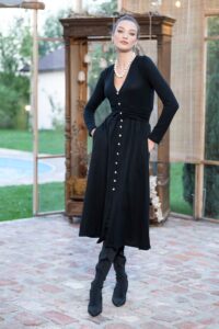 Rochia Kira din tricot negru cu nasturi tip perlă