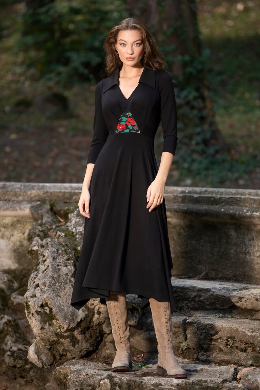 Rochia neagră din jerseu cu guler și jacquard floral - IIANA