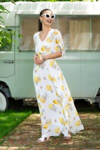 Rochie maxi din voal alb cu imprimeu mediteranean cu lămâi
