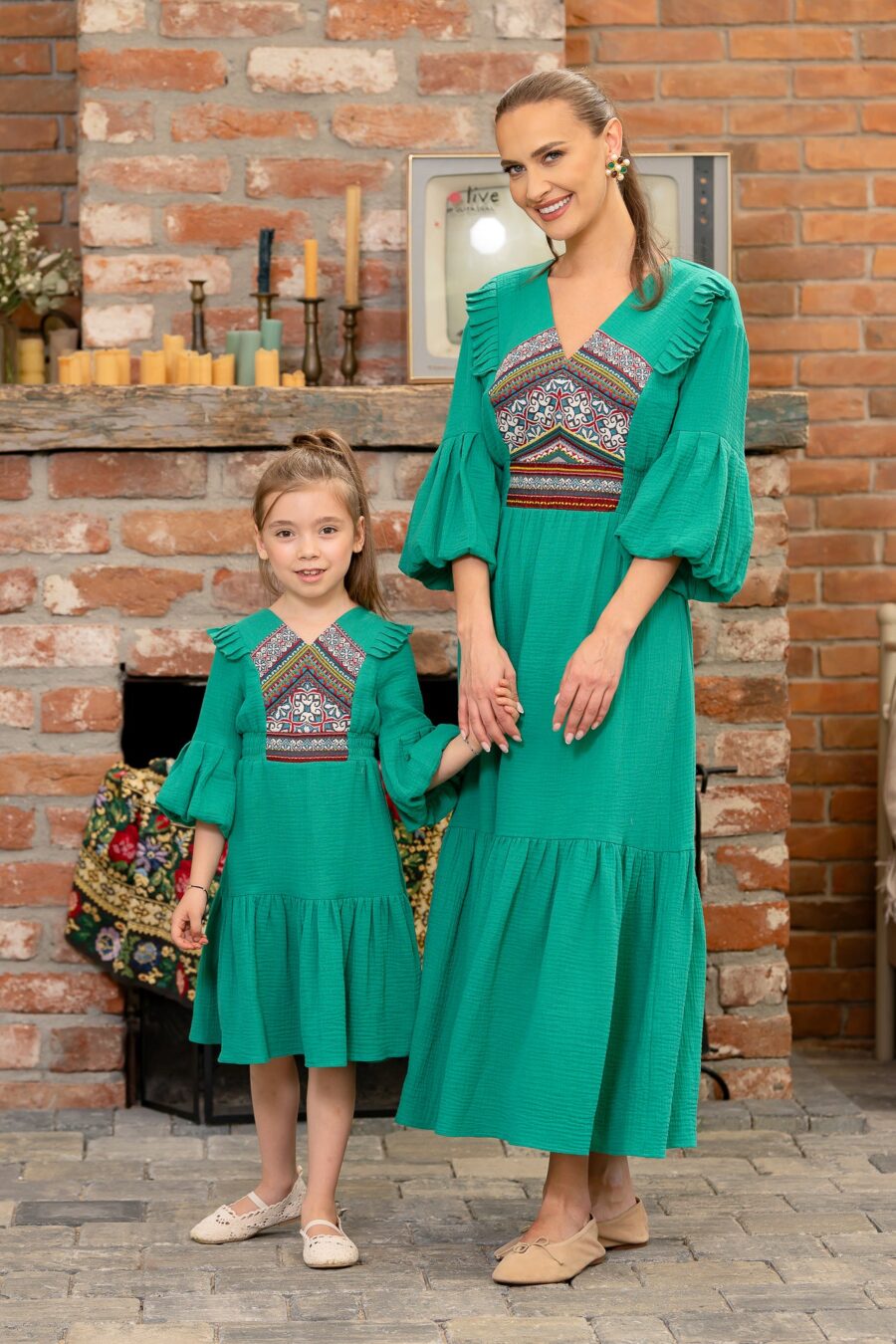 Rochiță de horă pentru fetițe din pânză topită verde cu jacquard etnic țesut 8-11 ani - IIANA