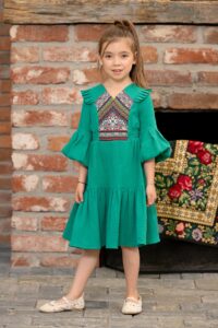 Rochiță de horă pentru fetițe din pânză topită verde cu jacquard etnic țesut 4-7 ani