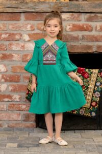 Rochiță de horă pentru fetițe din pânză topită verde cu jacquard etnic țesut 8-11 ani