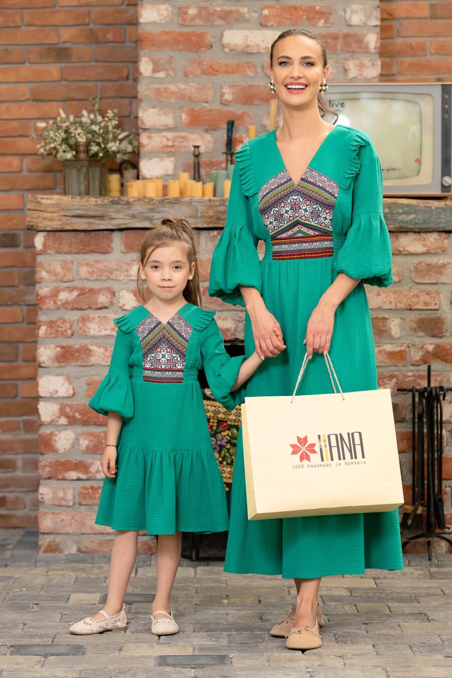 Rochia de horă din pânză topită verde cu jacquard etnic țesut - IIANA