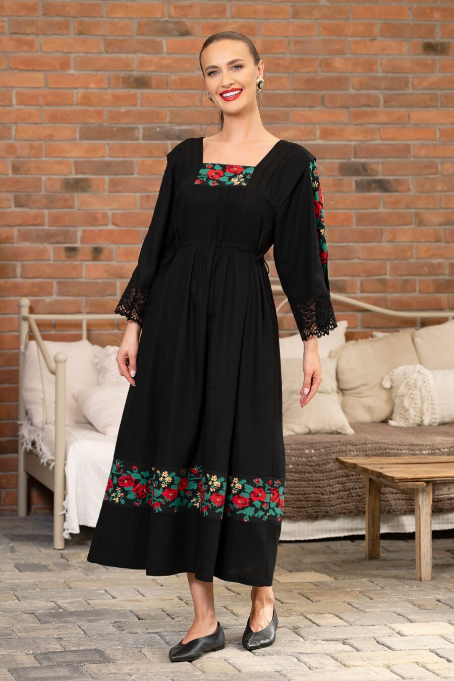 Rochie tradițională din in cu jacquard țesut și dantelă românească - IIANA