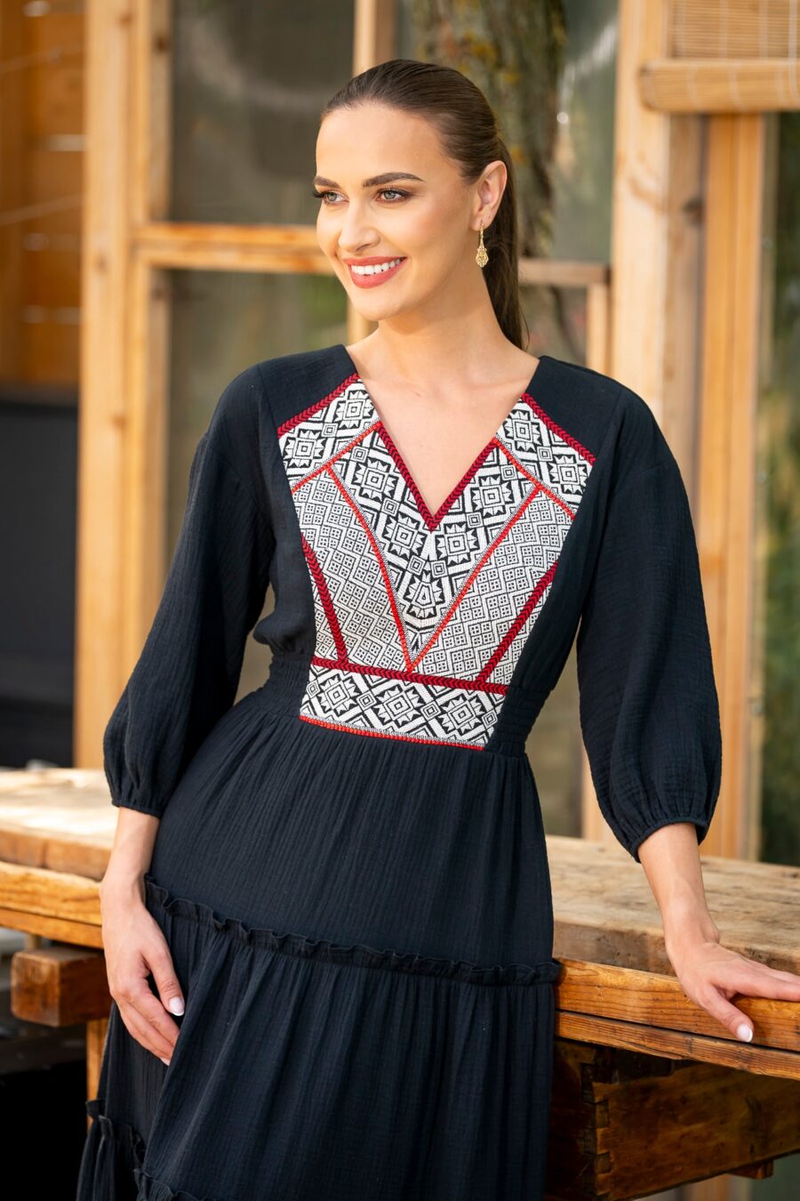 Rochia neagră din pânză topită cu jacquard etnic țesut Elena - IIANA