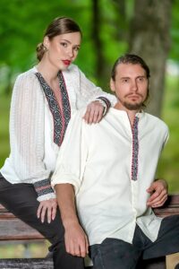 Camasa alba pentru barbati cu jacquard rosu si negru