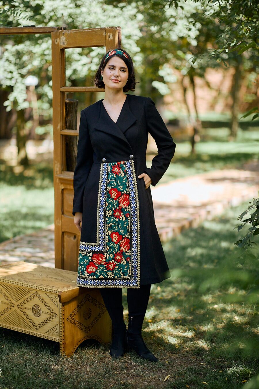 Pardesiu negru din stofa de lana cu fota din jacquard tesut - IIANA