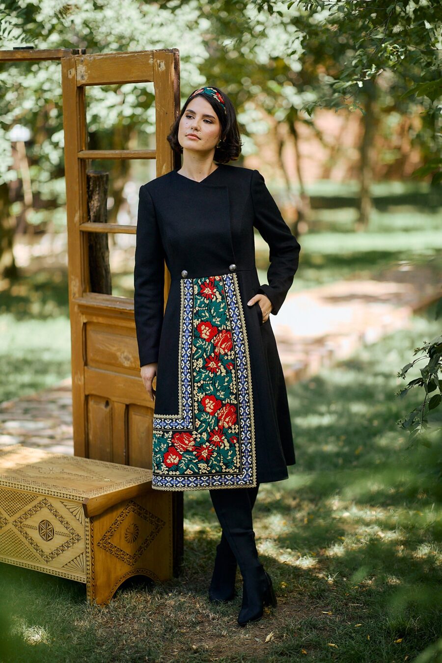 Pardesiu negru din stofa de lana cu fota din jacquard tesut - IIANA