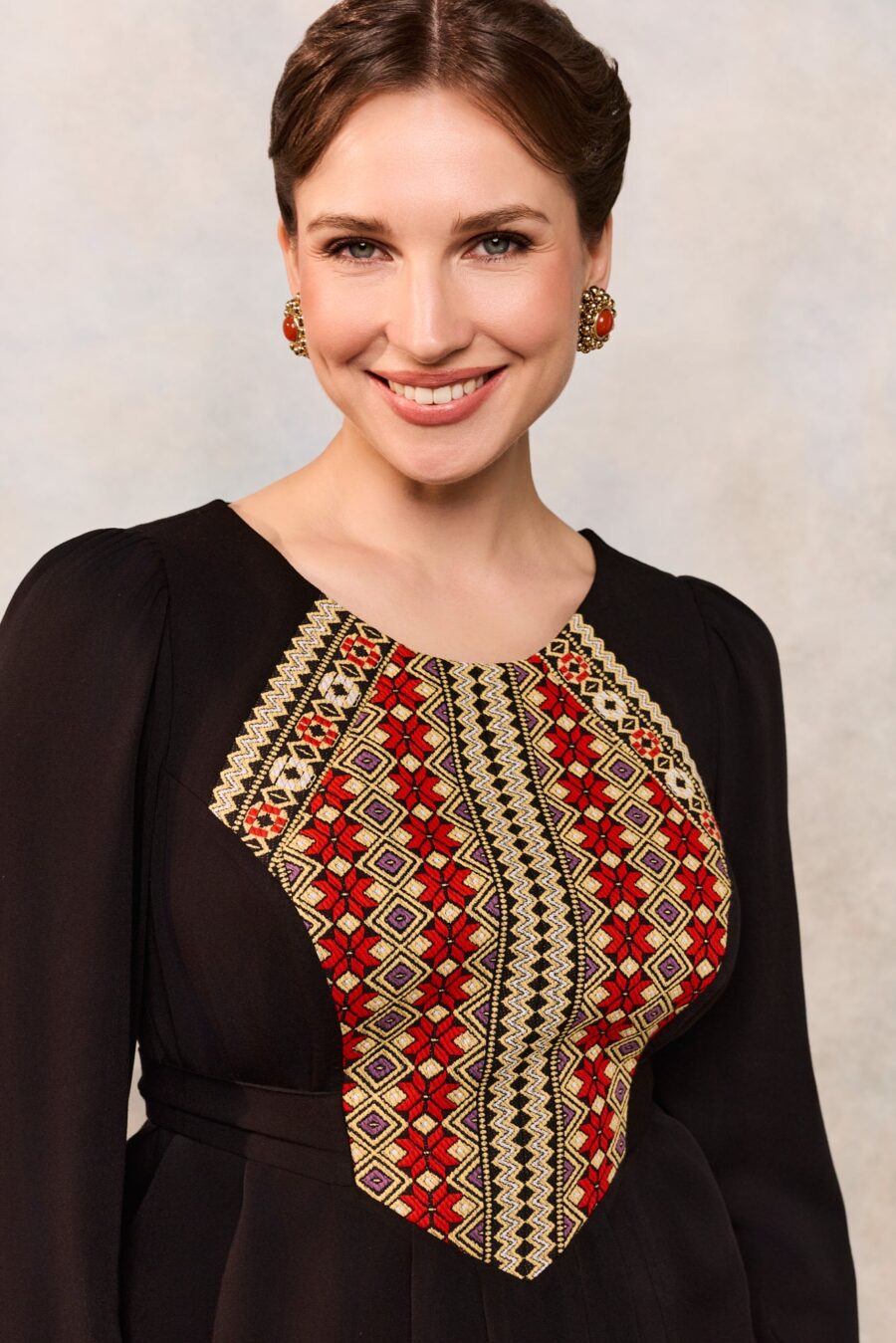 Bluza etno din viscoză neagră și corset românesc din jacquard țesut cu motive tradiționale - IIANA