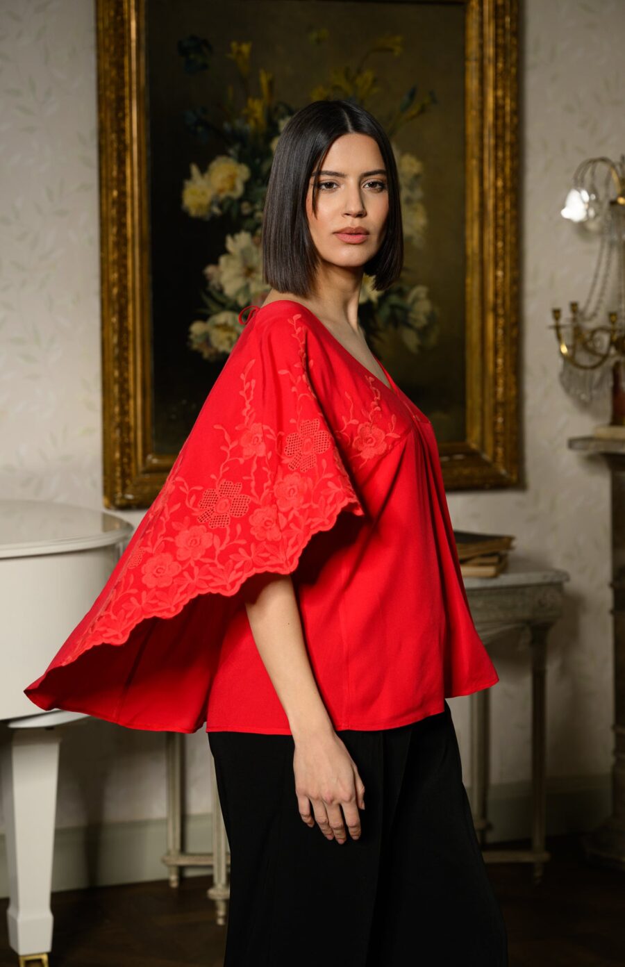 Bluză roșie stil capă cu broderie florală - IIANA
