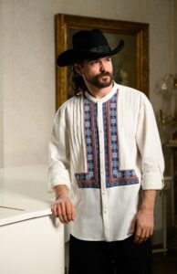 Cămașă stilizată cu vestă din jacquard țesut cu motive tradiționale