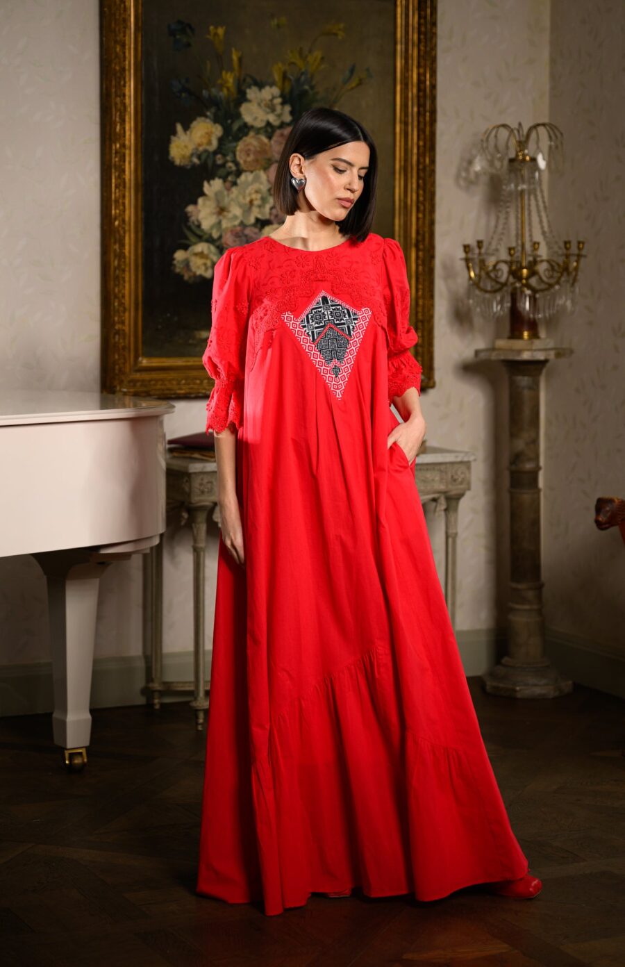 Rochia lungă roșie din batist cu jacquard etnic și broderie tridimensională - IIANA