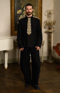 Cămașa stilizată cu cravată și epoleți din jacquard țesut cu motive tradiționale Darius
